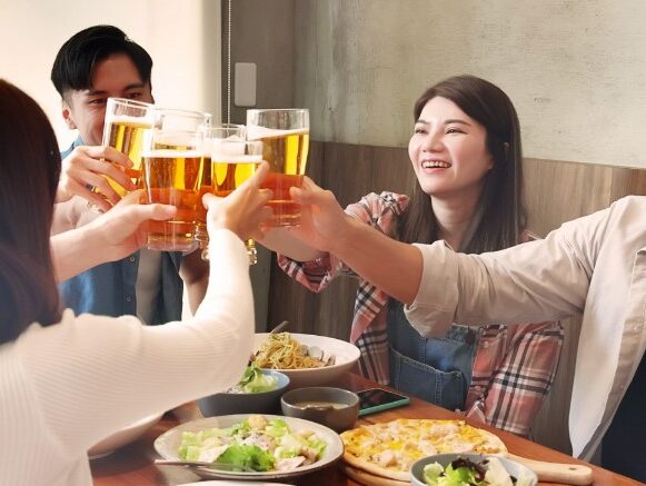 グループで乾杯している様子
